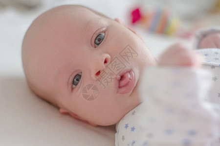 一个月的婴儿男孩特写 显示舌头图片