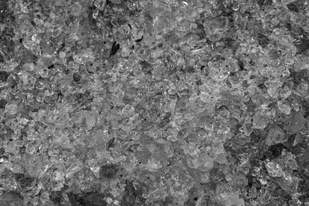 大型闭合 黑色和白色纹理图案背景中的压碎玻璃晶体堆积图片