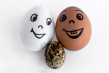 有趣的鸡蛋模仿一对笑笑的混合夫妇 和有柳紫色的面包图片