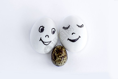 有趣的鸡蛋模仿一个快乐笑笑的有孩子的家庭图片