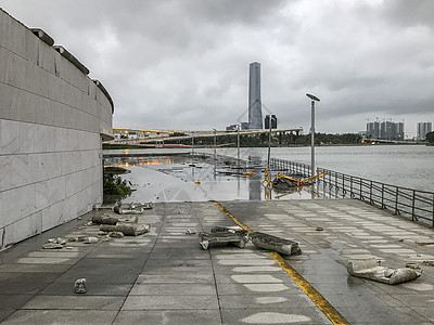 水泥铸石爆炸了铸件卡车速度灾难飓风树木台风图片