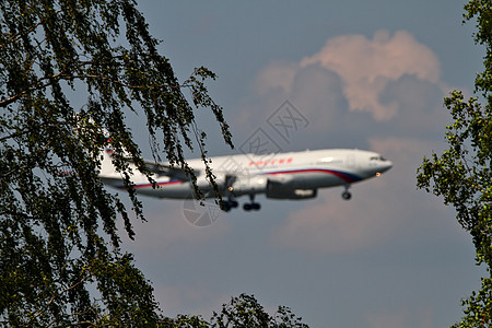 模糊背景上的白色大平面乘客航空公司旅行喷射旅游翅膀天空森林飞机场飞机图片