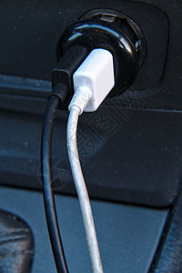 两根充电电缆来自一辆汽车的12v USB充电器图片