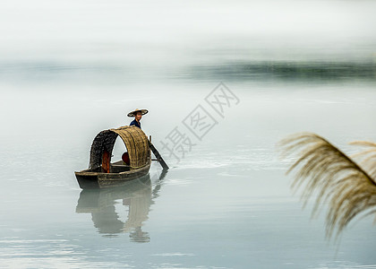 密西蒂小东江的渔民白色天空多云绿色蓝色渔夫图片