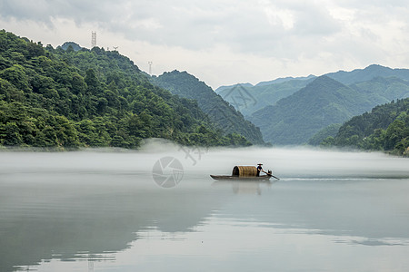 密西蒂小东江的渔民白色蓝色多云绿色天空渔夫图片