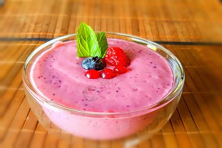 新鲜健康的蓝莓草莓 鲜嫩的热量低卡路里食物素菜果盘早餐种子美食豆浆奶昔蛋糕糖果摄影图片