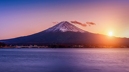 日落时藤山和川口子湖 秋天是日本矢马纳奇的藤田山季节火山场景树叶反射寺庙公吨蓝色地标风景天空图片