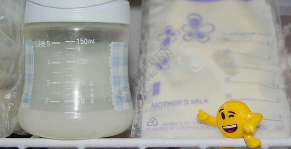 储存在冰箱和婴儿瓶中的储藏袋中大量冷冻母乳 并配有新鲜的鲜乳制品母亲妈妈库存婴儿液体食物饮料母性牛奶瓶子图片