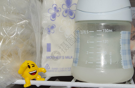 储存在冰箱和婴儿瓶中的储藏袋中大量冷冻母乳 并配有新鲜的鲜乳制品母性牛奶蓝色孩子婴儿饮料妈妈营养食物母亲图片