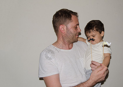 父亲和儿子玩小胡子 笑脸男人幸福男生帽子胡子头发微笑孩子癌症男性图片