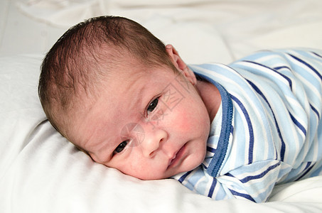 新出生的两周大婴儿男孩 躺在白色床单上醒着孩子男生母性妈妈说谎纸尿裤父母女性家庭童年图片