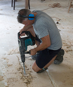 构筑概念从f中除去纸板工具刨花板工人建设者拆除机器电钻地板地面工作图片