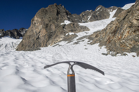阿尔卑斯山冰川上的冰斧登山安全高山天空危险晴天岩石天气工具荒野图片