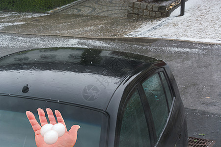 冰雹掉在黑车顶上灾难震惊金属环境损害冰粒冰晶车皮保险小球图片