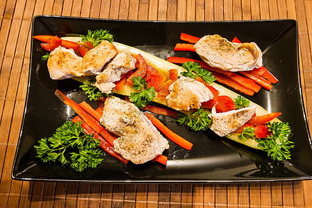 配鸡肉和辣椒的黄瓜船早餐私人低热量食品健康饮食创造力厨房午餐食物胡椒图片