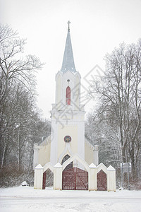 冬季风景 雪覆盖教堂和树木历史性场景教会暴风雪森林宗教公园城市季节下雪图片