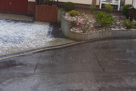 路上的墓碑冰粒分支机构下雨液体屋顶风暴风险自然灾害小球雷雨图片