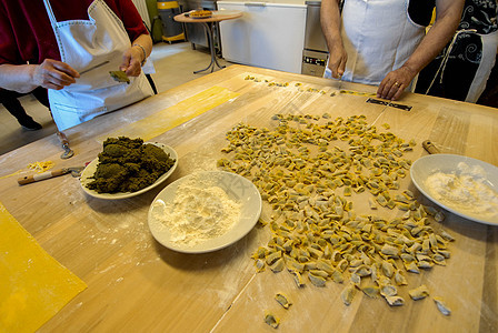 意大利皮埃蒙特州兰河的典型意大利面烹饪饮食健康饮食成人面粉美食手工营养传统影棚图片