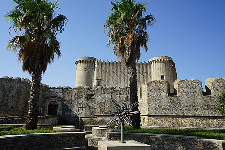 意大利卡拉布里亚的圣塞韦琳娜城堡历史性风景堡垒旅行岩石地块建筑学废墟石头建筑图片
