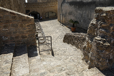 意大利卡拉布里亚的圣塞韦琳娜城堡风景建筑学废墟岩石旅行历史性石头堡垒建筑图片