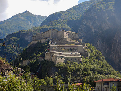 意大利奥斯塔山谷Aosta河谷Fort Bard山峰展览旅行历史性石材树木建筑学地标旅游历史图片