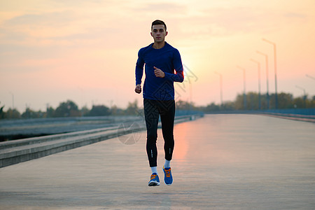年轻运动员在日落奔跑 健康的生活方式和运动概念慢跑者闲暇跑步公园踪迹卫生男人慢跑活动蓝色图片