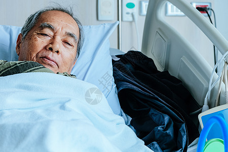 病床上的老年病人医生睡眠疾病条件重症诊所医院人类年龄药品图片