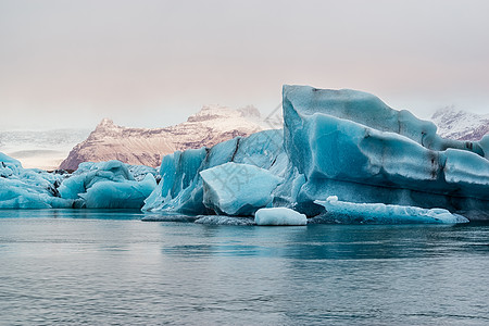 冰岛Jokulsarlon湖的冰山旅行冰川白色蓝色风景地标天空水平旅游图片