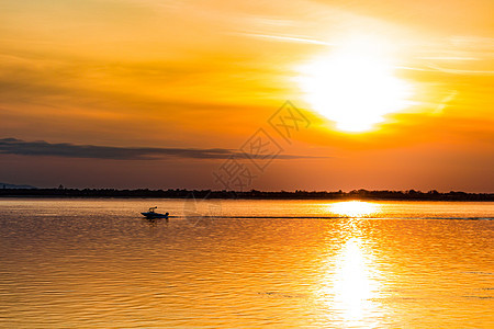 俄罗斯哈巴罗夫斯克阿穆尔河堤岸日落文化场景公园景观天空太阳季节城市天气平台图片