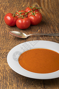 碗里新鲜番茄汤食物叶子盘子红色美食乡村木头白色午餐面包图片