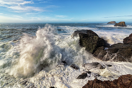 洛基海滩景观与巨大的海浪冲撞海岸图片