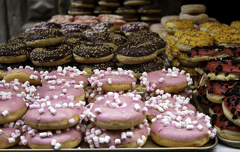 焦糖巧克力甜甜甜甜圈甜甜圈小雨早餐糖果垃圾甜点蛋糕磨砂糕点食物图片
