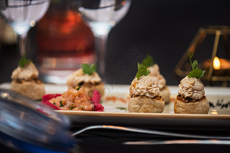 带鲑鱼鱼和奶油酱的凯格斯鞑靼青菜美食菜单蔬菜盘子柠檬餐厅桌子食物图片