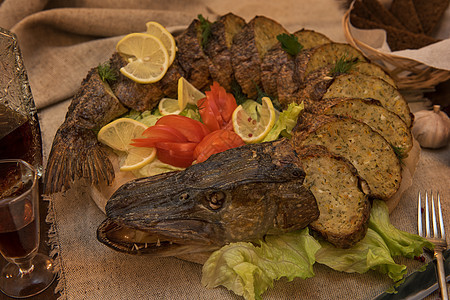 塞满蔬菜和绿菜的虫子叶子盘子酒精食物鱼片海鲜柠檬午餐桌子美食图片