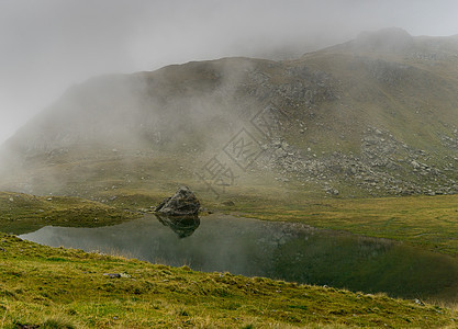 美丽的山地风景景观下雨假期远足山脉图片