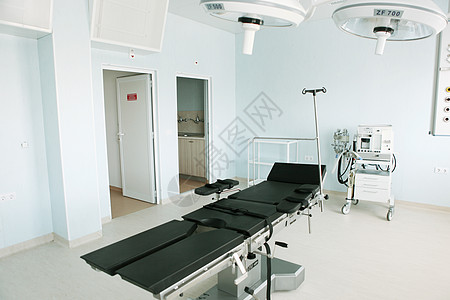 在现代医院的手术室里工作聚光灯外科治疗诊所疾病手术房间妇科图片