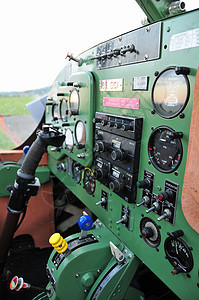 小型运动飞机的仪器面板运输窗户商业客机喷射技术控制空气航空公司罗盘图片