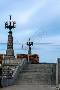 里加市的石桥楼梯电线运动栏杆天空运输建筑学天线卡车横梁图片