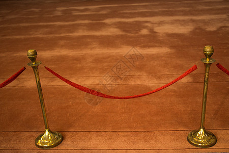 天鹅绒绳和站立入口障碍栅栏路障队列音乐会地毯警卫展览红色图片