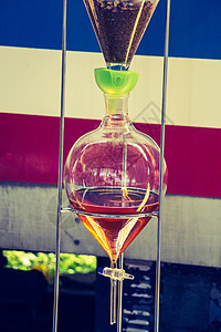 含有瓶酒的草药茶蒸馏机制玻璃液体概念茶壶棕色餐具饮料文化黄色白色图片