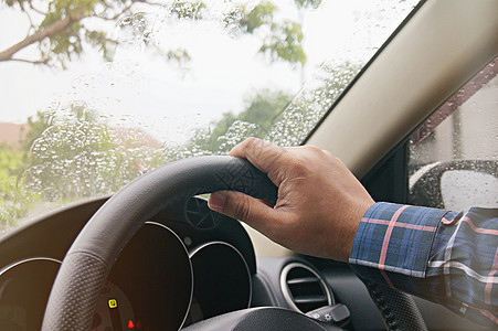 商务人士驾驶双手驾驶有选择性的方向盘车轮手指安全交通男人商业控制里程表控制板司机运输图片