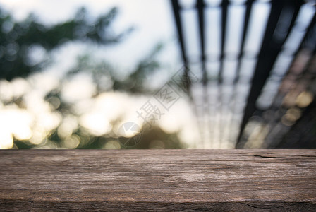 抽象模糊背景 o 前的木桌形象木头木板森林甲板晴天墙纸太阳桌子剪辑柜台图片