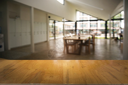 空木制桌 在抽象模糊的CO背景前产品餐厅食物咖啡建筑展示零售商业柜台店铺图片