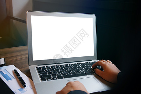 在笔记本电脑上工作的女商务人士 模拟了空白屏幕 科技女士键盘展示互联网桌面咖啡嘲笑咖啡店桌子办公室图片