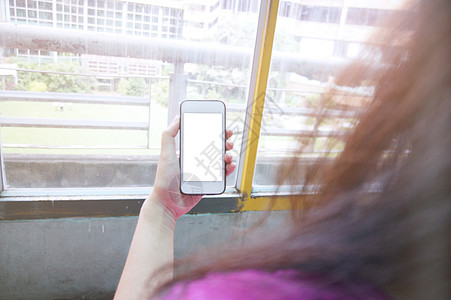 妇女使用移动智能电话 用Whit发送按摩电话晴天街道女性假期手机城市游客短信互联网细胞图片