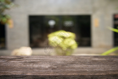 空木制桌 在抽象模糊的CO背景前展示建筑咖啡店咖啡窗户购物中心桌子房间木头餐厅图片