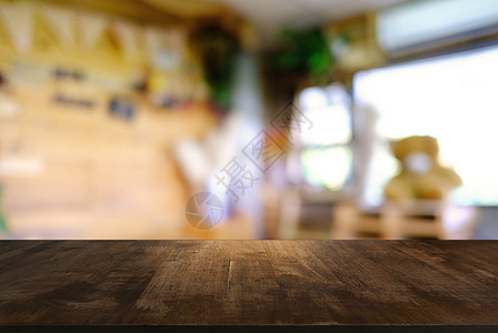 空木制桌 在抽象模糊的CO背景前窗户商业购物中心建筑咖啡广告店铺厨房产品餐厅图片