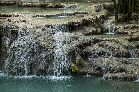 克鲁苏纳村附近的Proinovska河的Krushuna瀑布级联的一部分阳光旅游苔藓树木蓝色木头岩石石头放松旅行图片