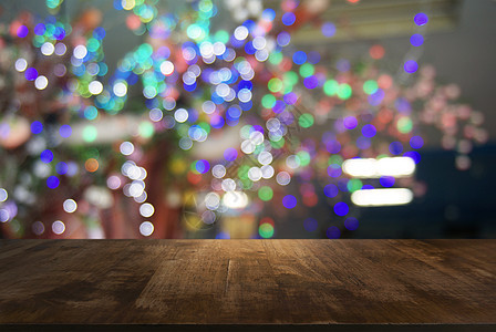 在抽象模糊背景面前的空暗黑木板桌Name木板木头窗户咖啡店硬木餐厅店铺食物柜台产品图片