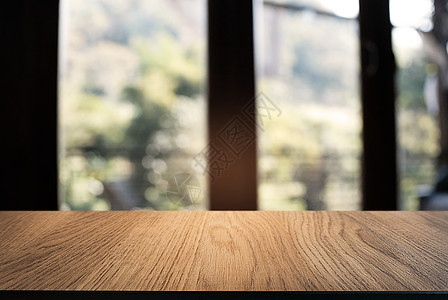 空木制桌 在抽象模糊的CO背景前产品店铺架子酒吧餐厅柜台窗户广告食物咖啡店图片